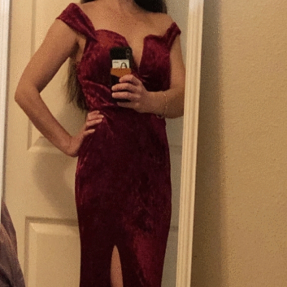 Jodi Kristopher Dresses & Skirts - Formal floor length burgundy velvet gown.
